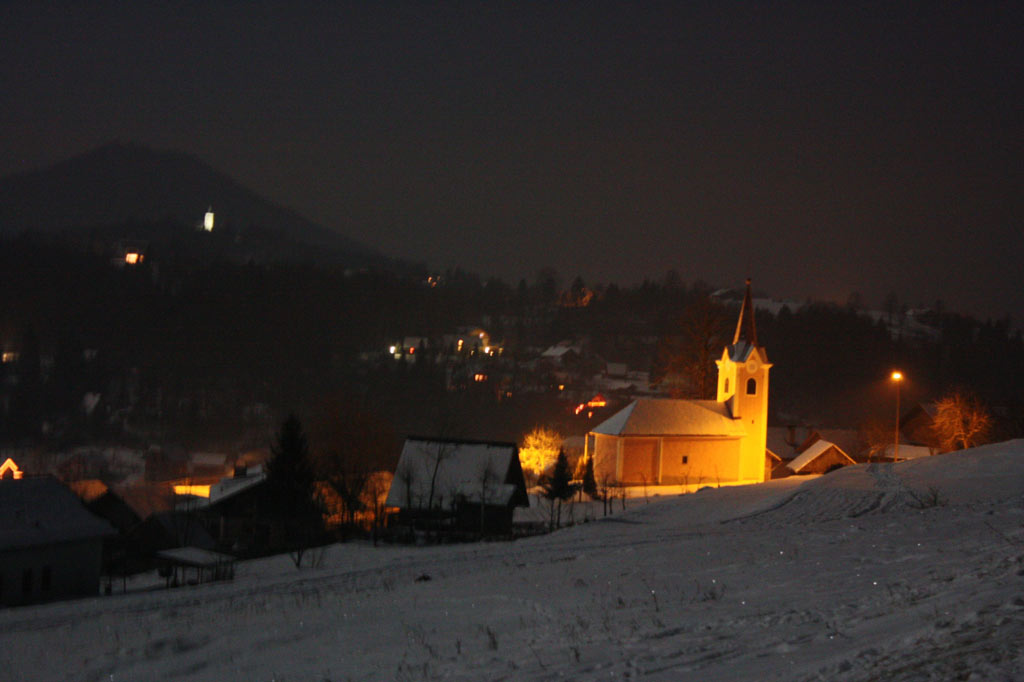 Cerkev sv. Primoža in Felicijana ponoči